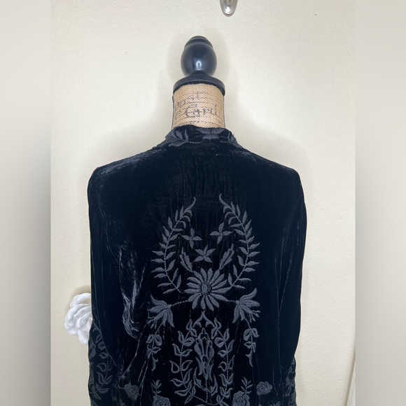 NTM: Johnny Was Black Velvet Embroidered Floral Open Front Cardigan Size M - Picture 13 of 15